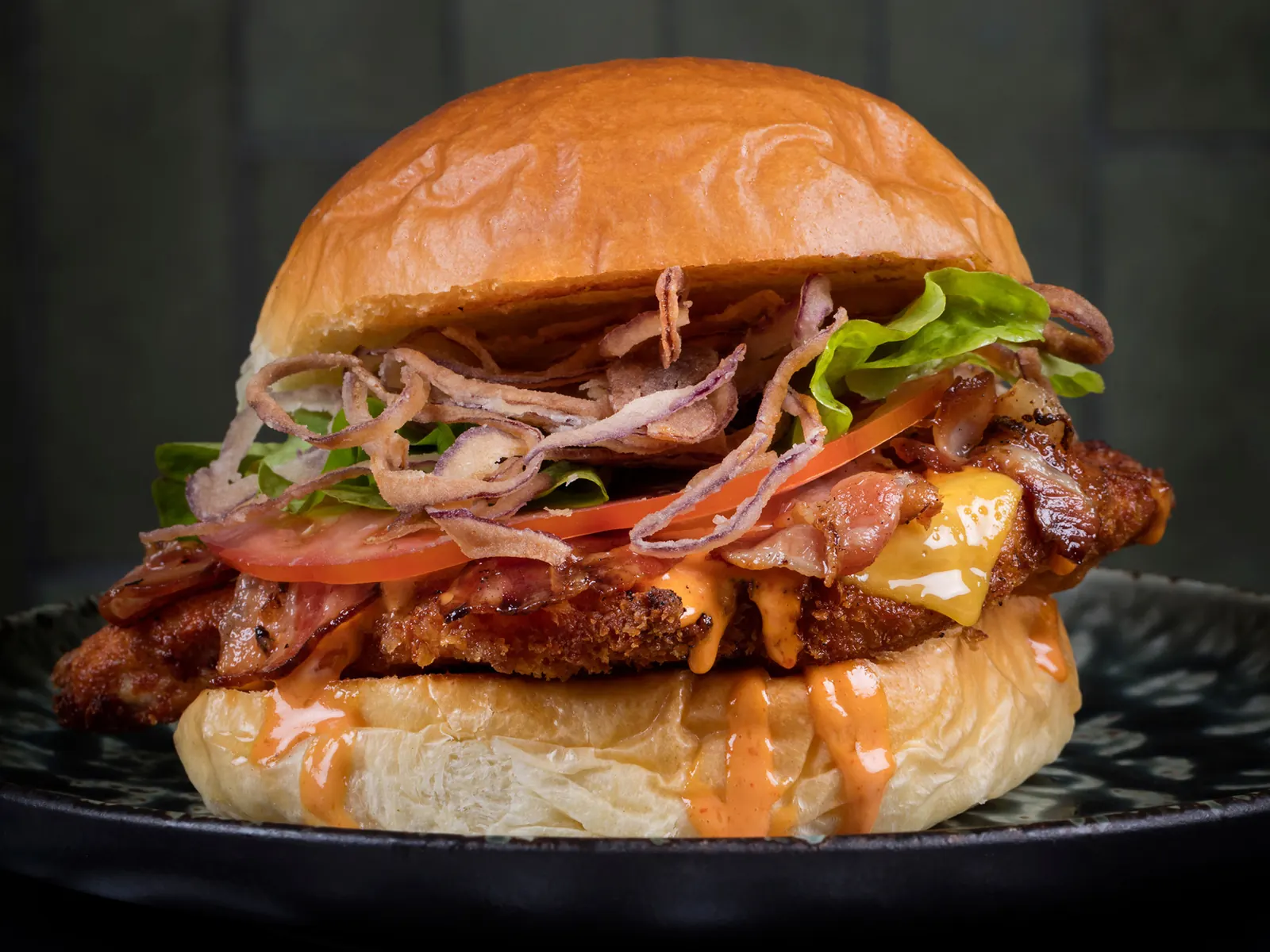 Hamburguesa En la granja con pollo crujiente, bacon, lechuga y tomate