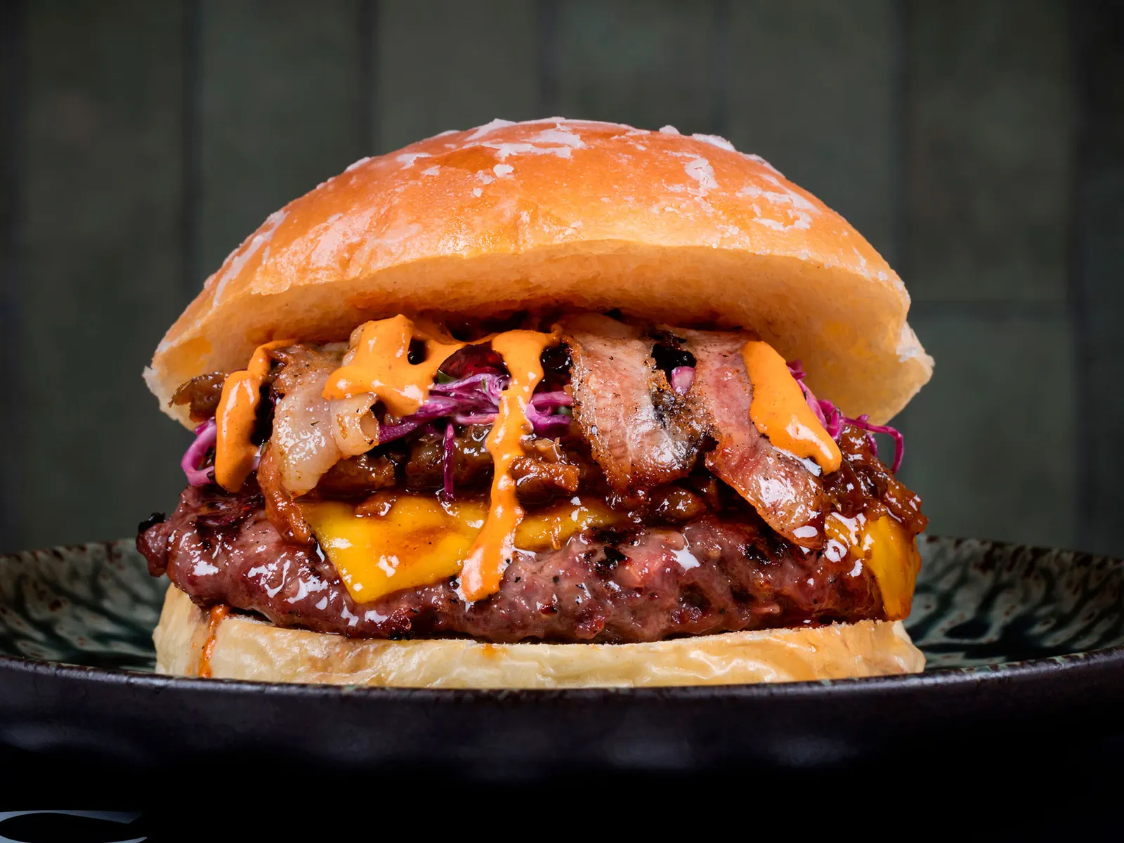 Hamburguesa Más que hamburguesa con bacon, coleslaw morado y salsa chipotle