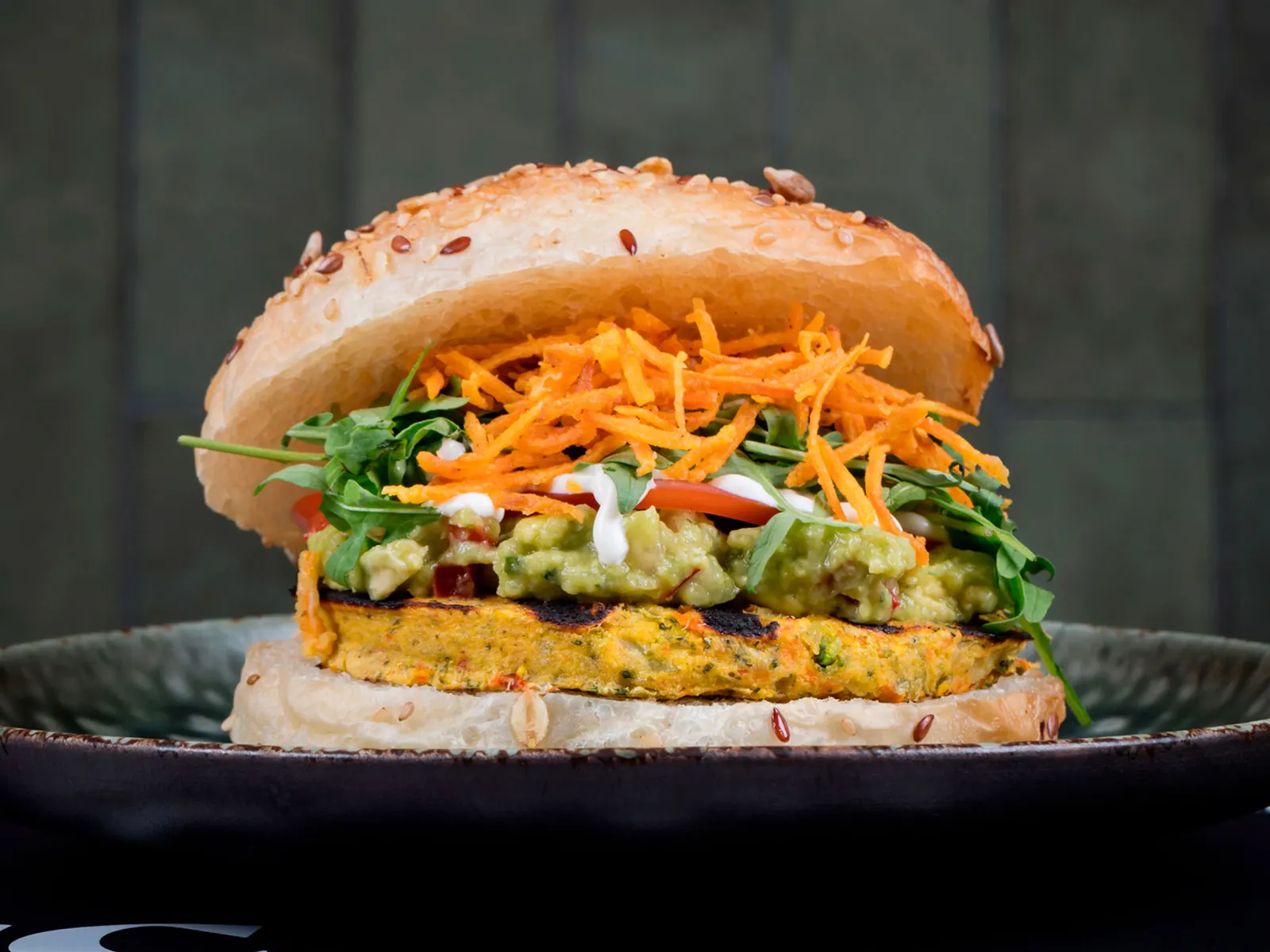 Veggie Burger con hamburguesa de alcachofa confitada, guacamole y boniato chips en pan vegano