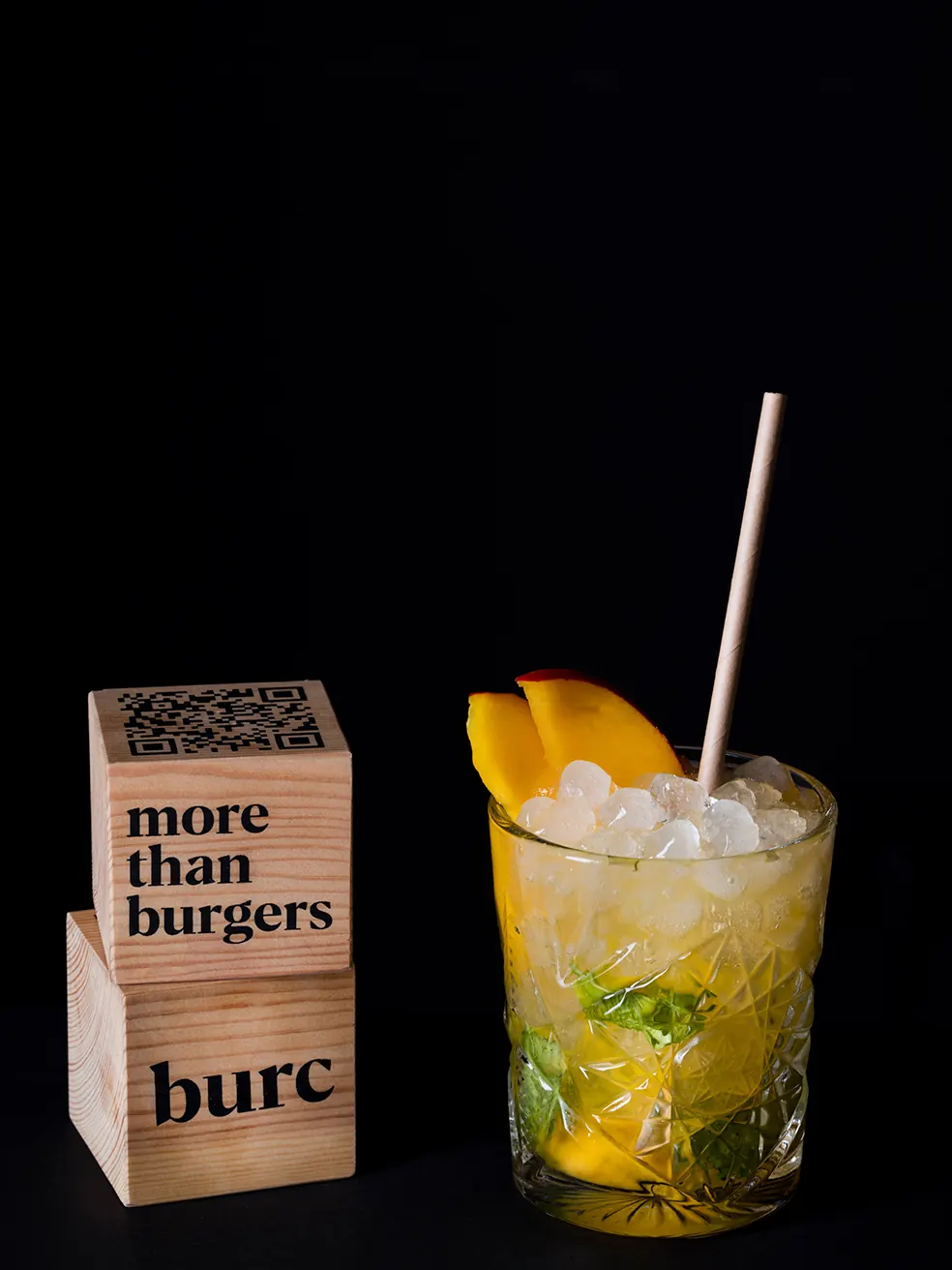 Mojito de mango con hierbabuena, junto a los cubos de madera de la casa