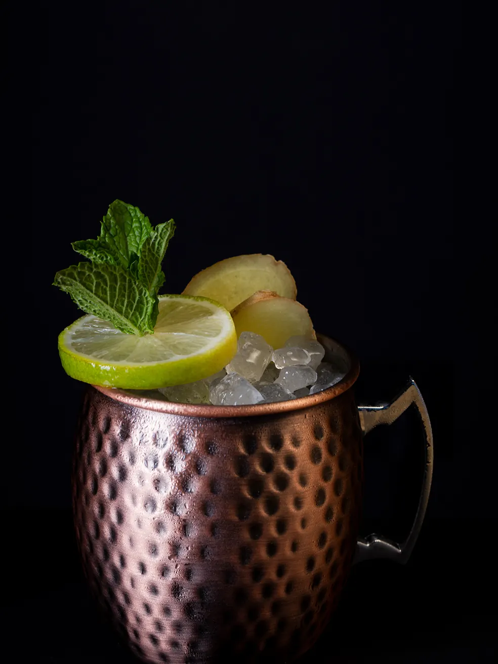 Moscow Mule en vaso de cobre con lima y menta