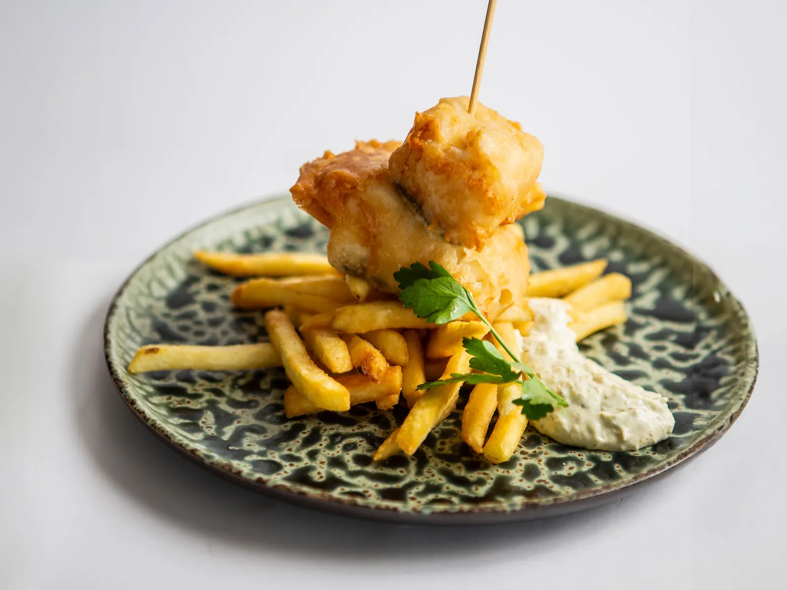 Fish and chips: bacalao rebozado con patatas y salsa tártara