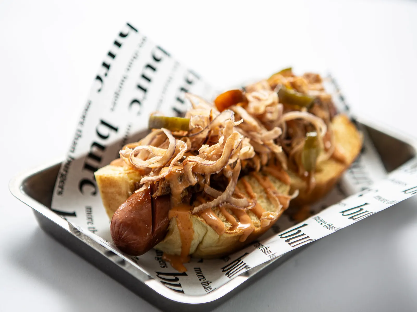 Burc hot dog con costilla BBQ desmigada, jalapeños y cebolla frita